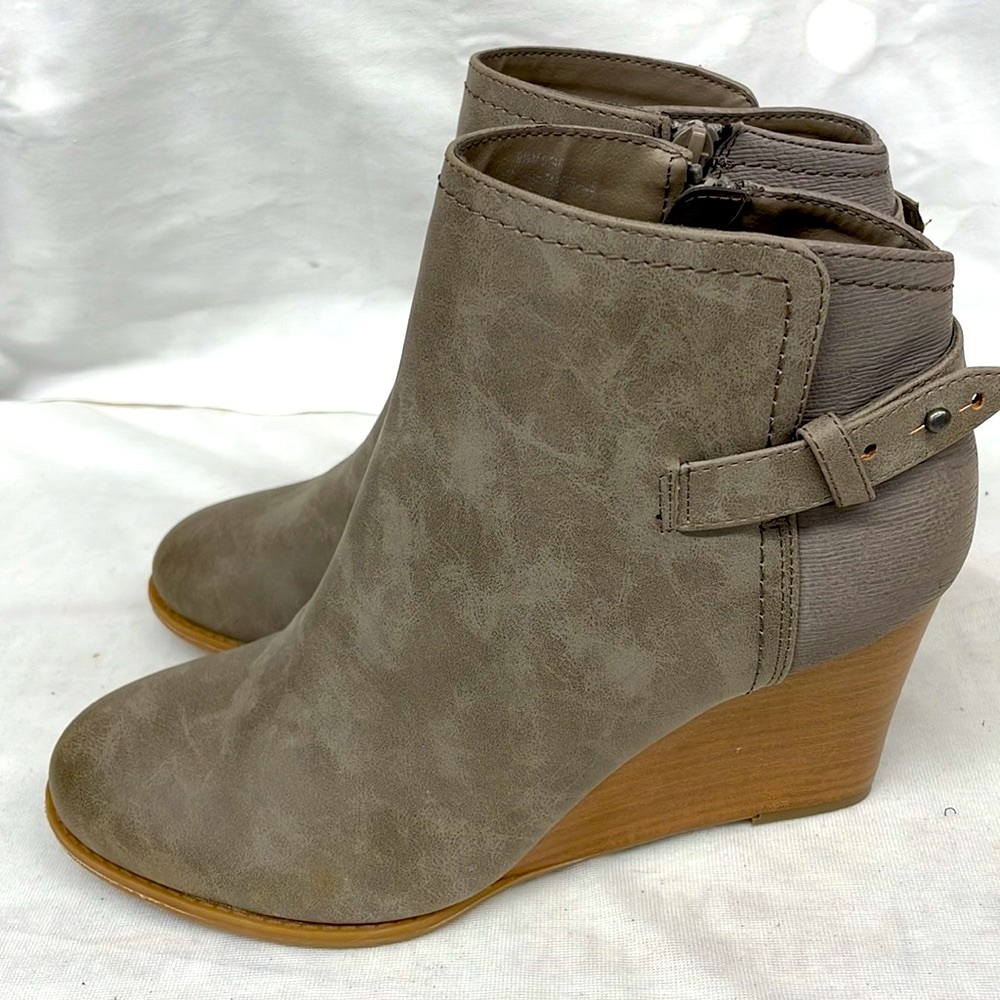 Hollis pug’s suede wedges booties ladies sz 9.5m